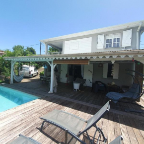 CHARMANT HAUT DE VILLA AVEC PISCINE PARTAGEE